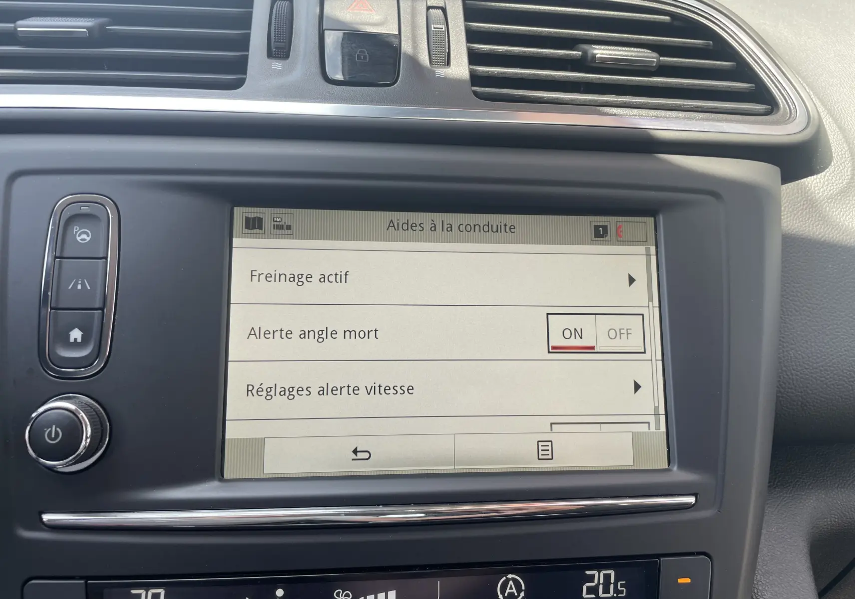 Écran tactile central du Renault Kadjar 2018 rouge flamme, affichant les aides à la conduite avec option alerte angle mort activée.