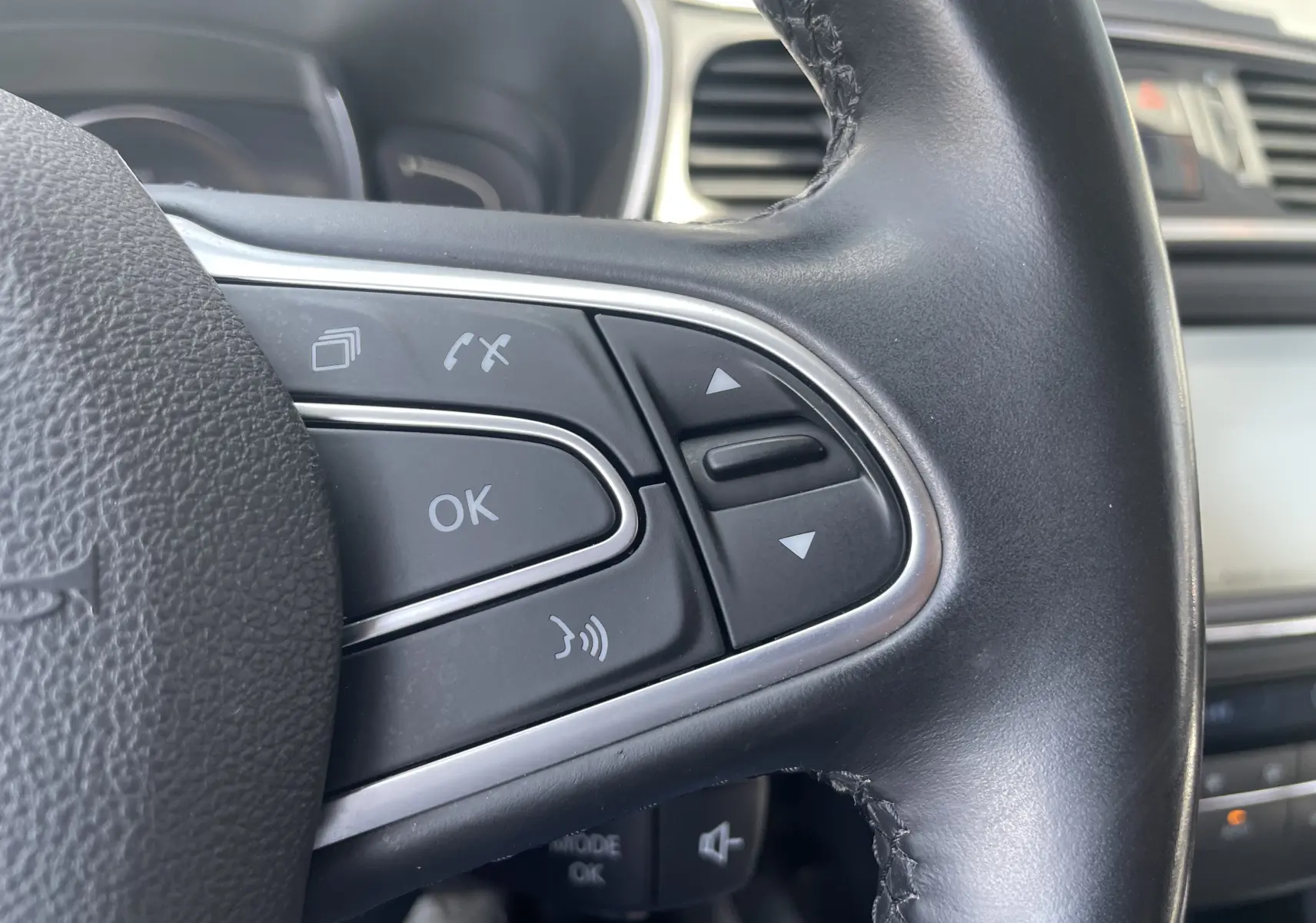 Gros plan sur les commandes multifonctions à droite du volant noir du Renault Kadjar 1.6 DCi 130 CVT Energy Intense.