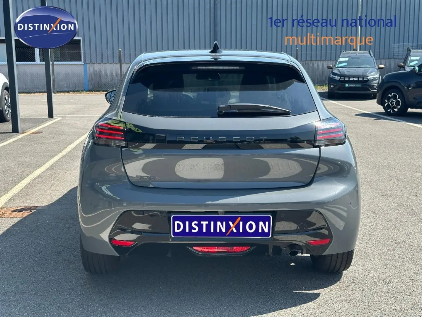 Vue arrière d'une Peugeot 208 gris Selenium 2025 avec feux arrière LED et logo Peugeot noir mat.