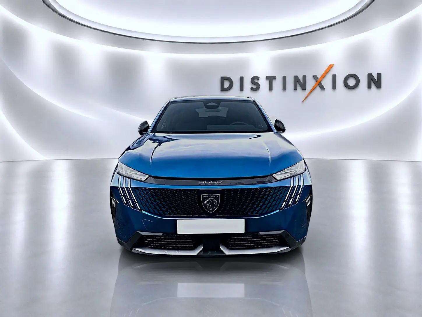 Vue frontale du Peugeot 3008 1.2 hybrid 145 allure e-dcs6 bleu, avec calandre noire et phares LED distinctifs.