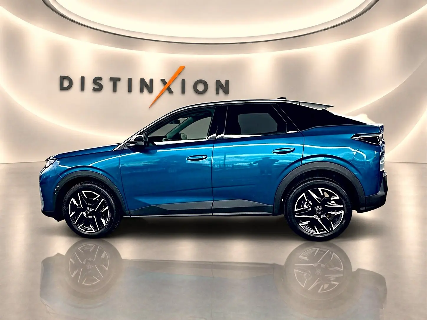 Profil droit du Peugeot 3008 1.2 hybrid 145 allure e-dcs6 bleu, avec jantes alu et toit noir en showroom.