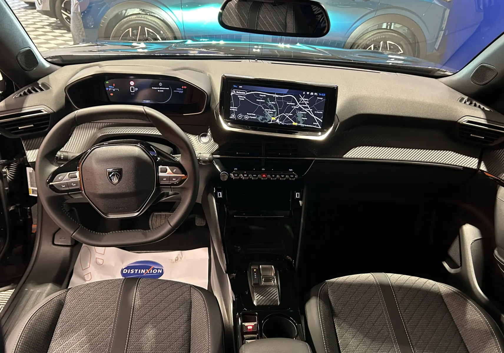 Vue intérieure avant du Peugeot 2008 noir, tableau de bord moderne avec écran tactile GPS et volant multifonction.