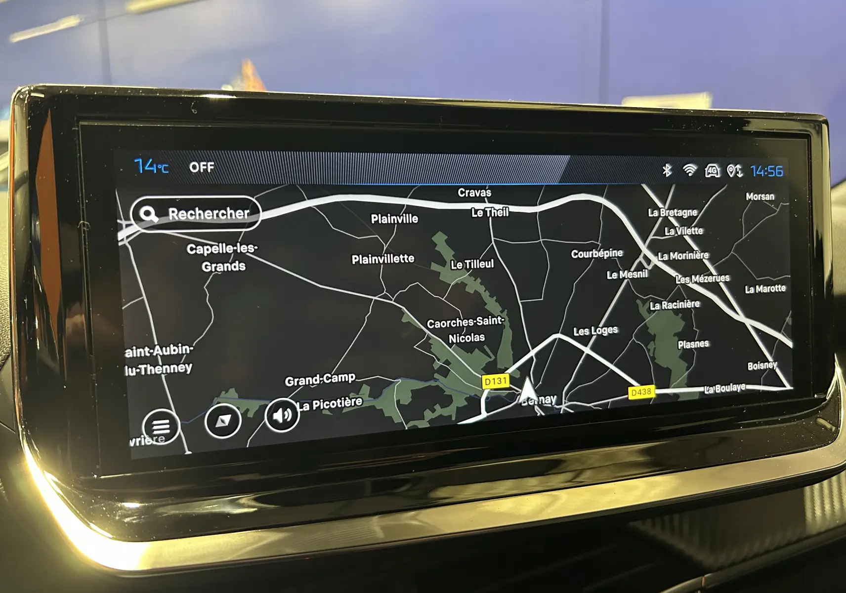 Écran tactile du GPS intégré du Peugeot 2008 noir, affichant une carte routière en intérieur.
