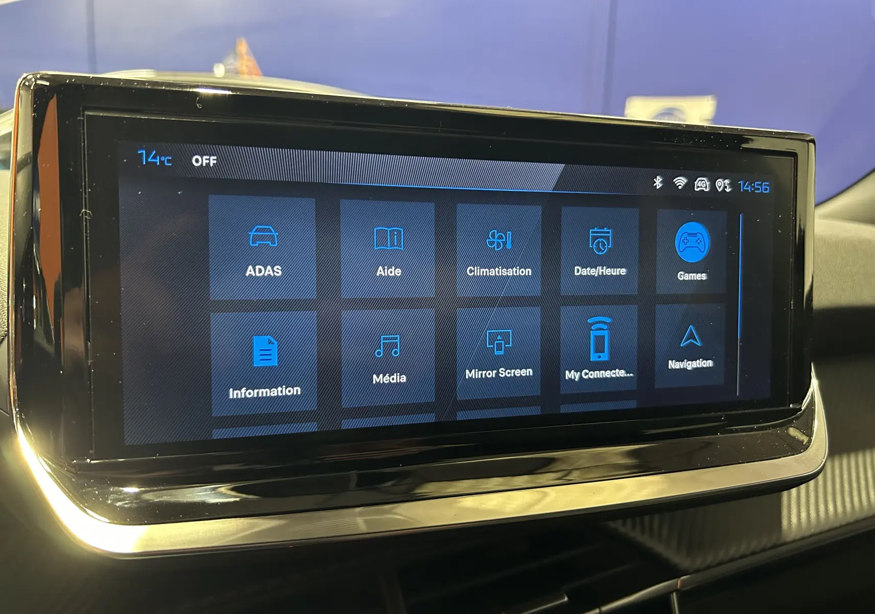 Écran tactile central du Peugeot 2008 II Hybrid 110, affichant le menu principal avec icônes bleues sur fond noir.