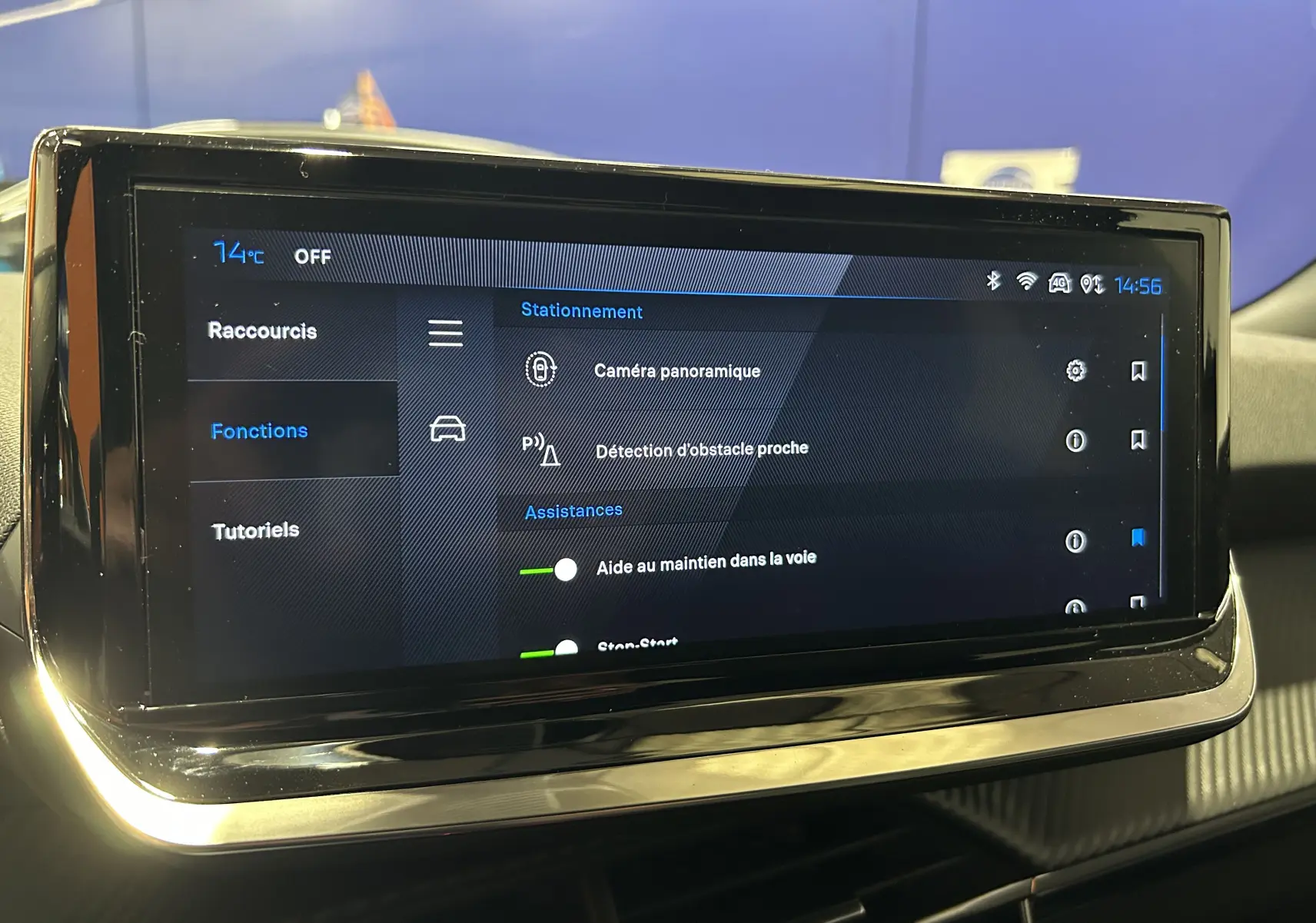 Écran tactile central du Peugeot 2008 II Hybrid 110, affichant les options d'assistance à la conduite, intérieur noir.