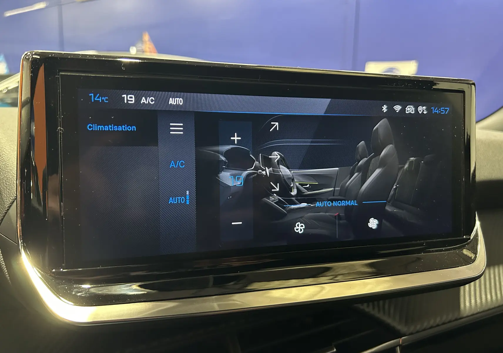 Écran tactile intérieur du tableau de bord du Peugeot 2008 II Hybrid, affichant la climatisation à 14°C.