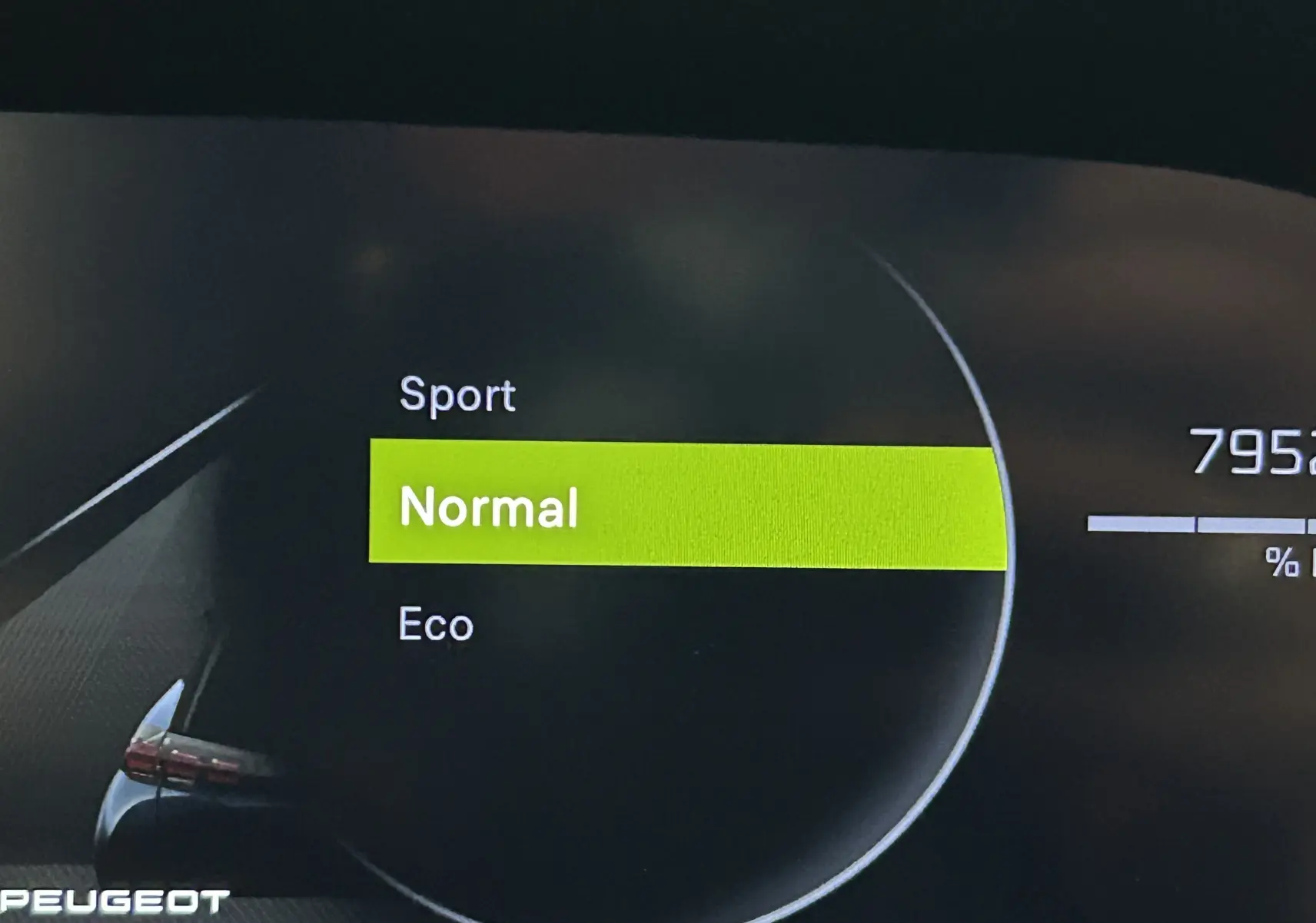 Affichage du mode de conduite "Normal" sur le tableau de bord numérique du Peugeot 2008 noir, vue intérieure rapprochée.