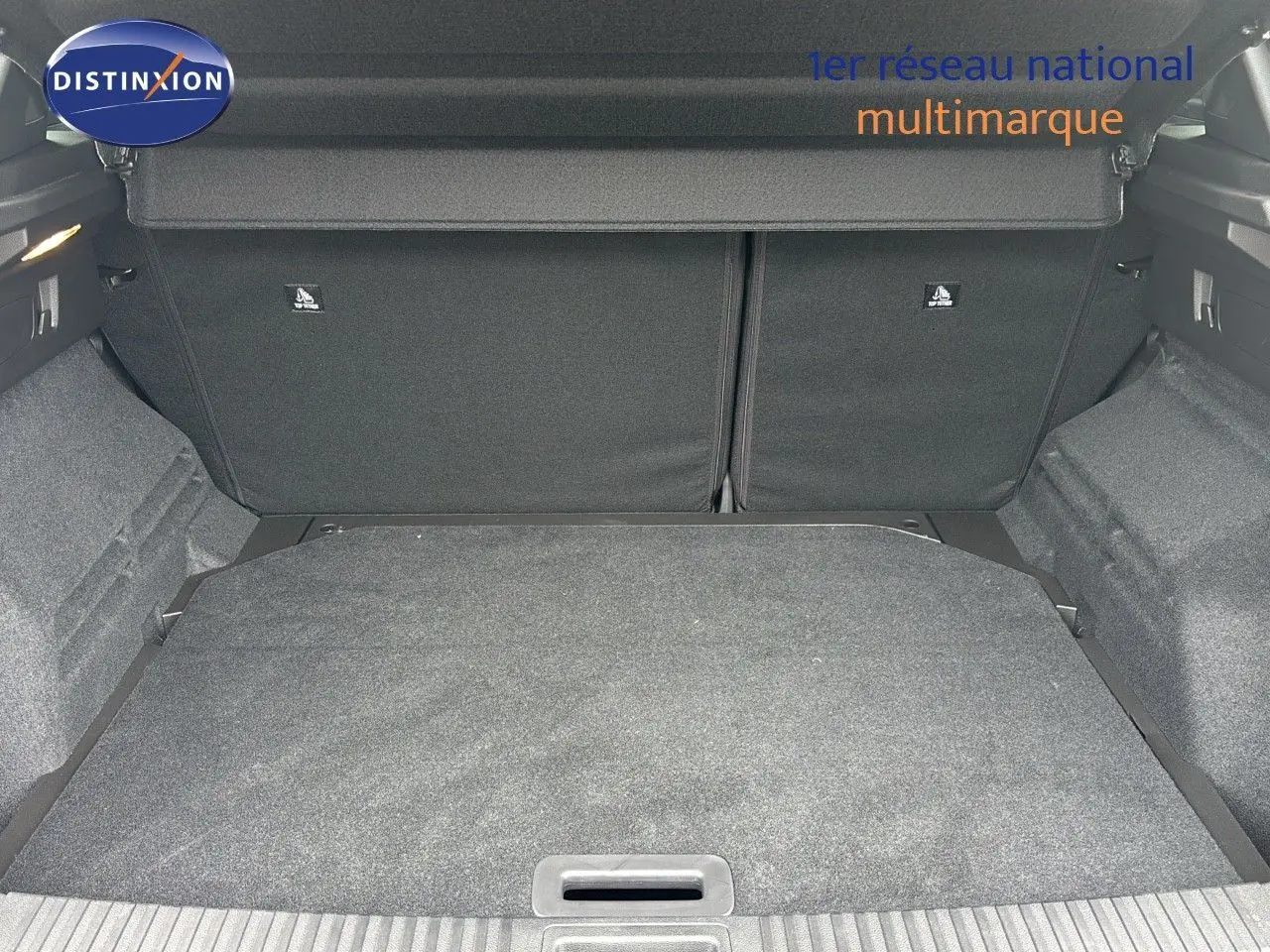 Coffre spacieux du Renault Austral 2024 en gris schiste satin mat, vue intérieure arrière avec cache-bagages déployé.