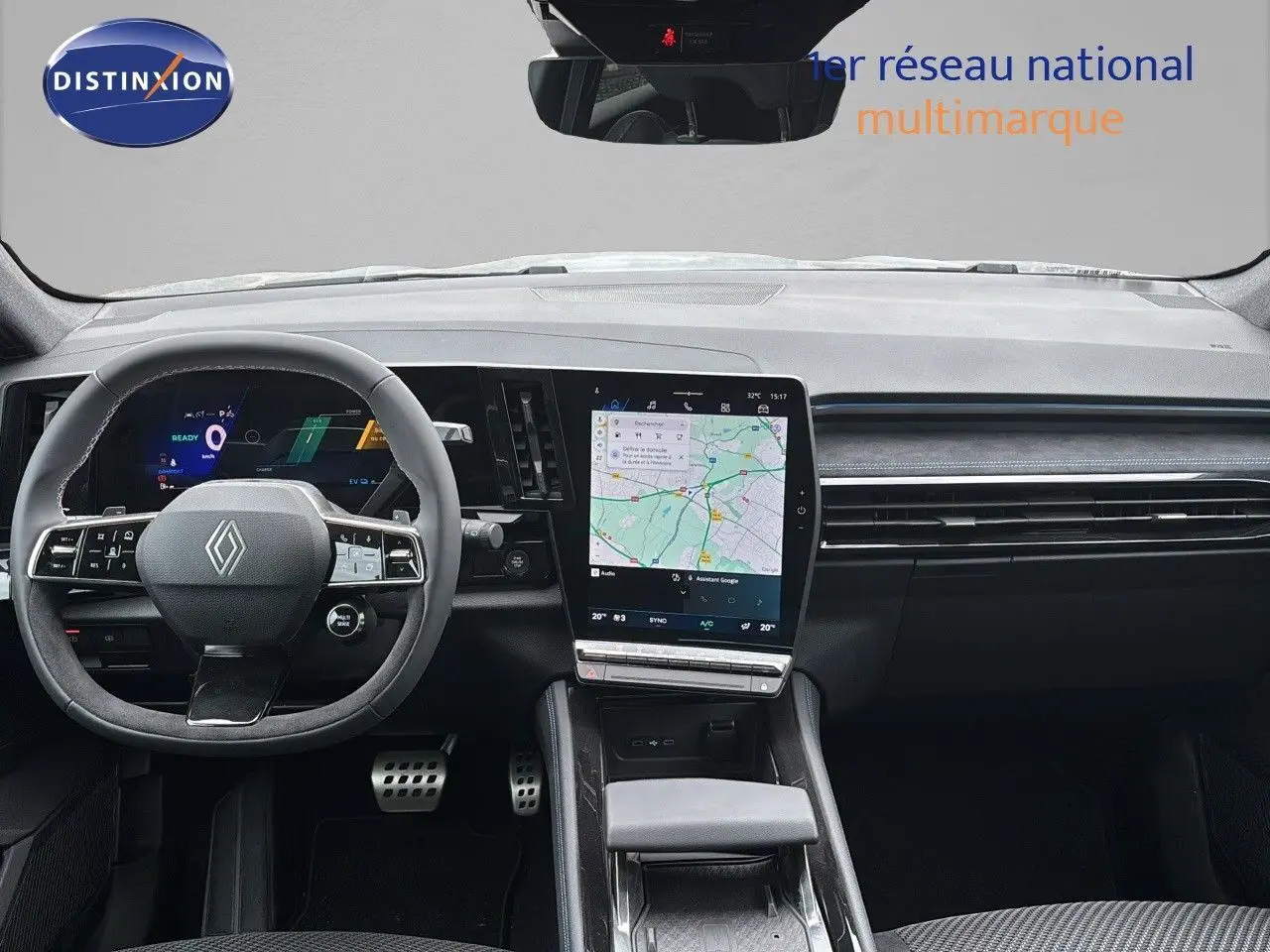 Vue intérieure frontale du tableau de bord et volant du Renault Austral gris schiste satin mat avec écran tactile central et commandes au volant.