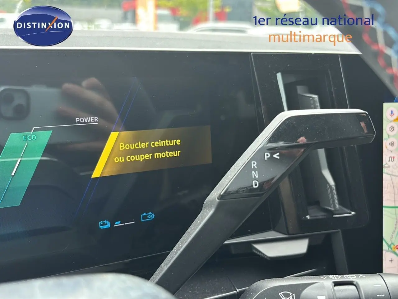 Gros plan sur la commande de boîte automatique et l'écran digital du tableau de bord du Renault Austral gris schiste satin mat.