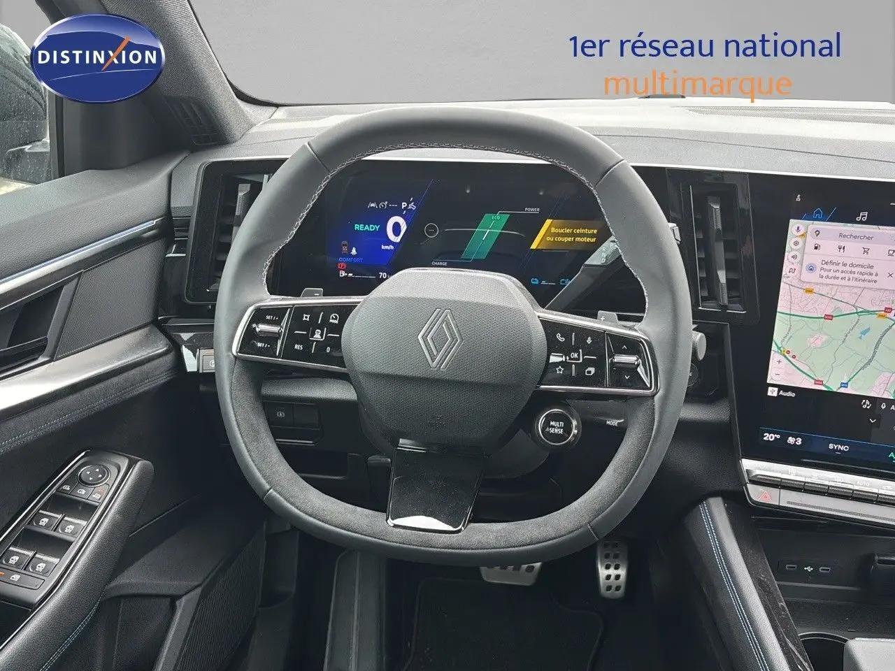 Intérieur du Renault Austral 2024, vue centrée sur le volant multifonction et les écrans numériques modernes.