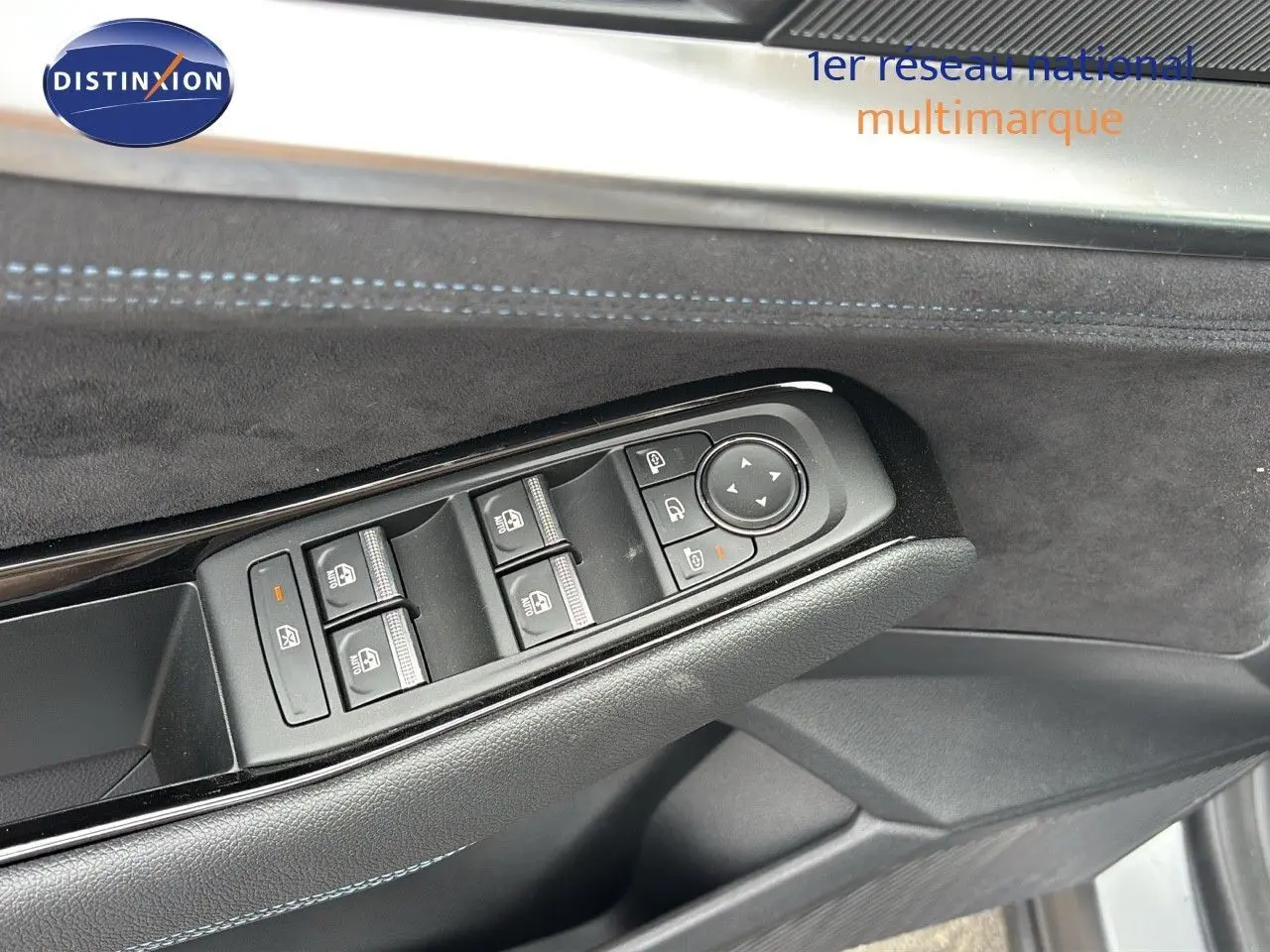 Gros plan sur la commande des vitres côté conducteur du Renault Austral gris schiste satin mat 2024.