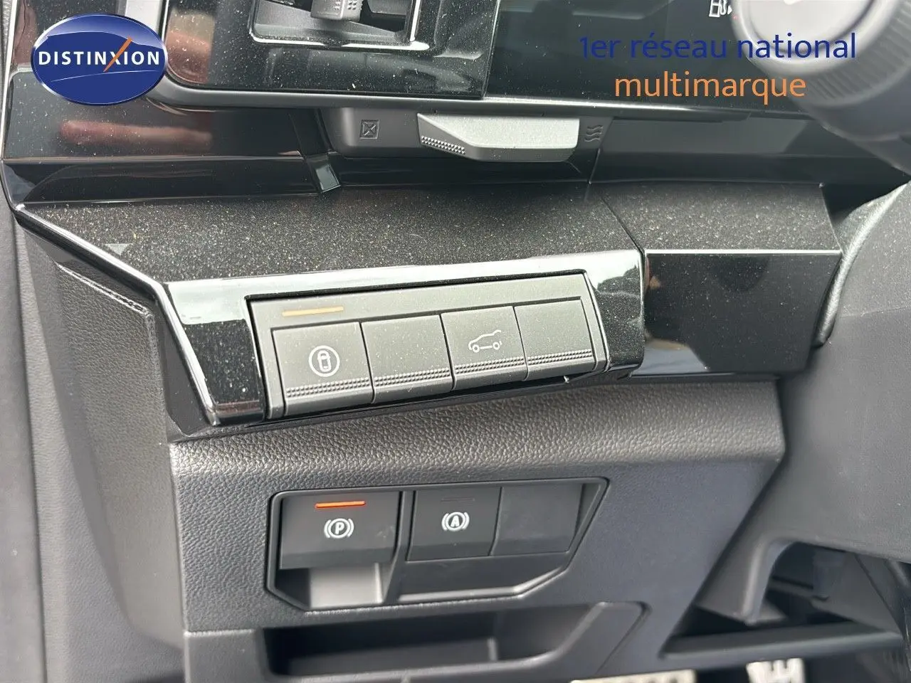 Détail des commandes intérieures noires du tableau de bord du Renault Austral 2024 finition Techno Esprit Alpine.