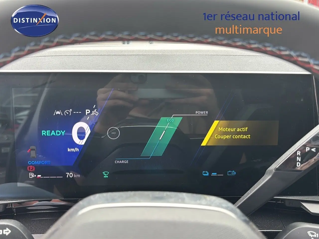 Tableau de bord numérique du Renault Austral 2024 en mode prêt, affichant vitesse zéro et indicateurs hybrides.