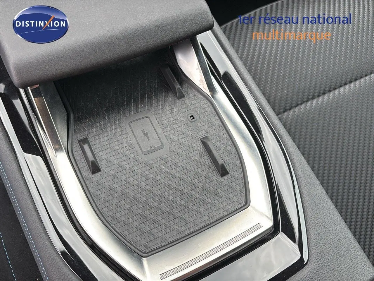 Gros plan sur le chargeur sans fil intégré à la console centrale du Renault Austral gris schiste satin mat 2024.