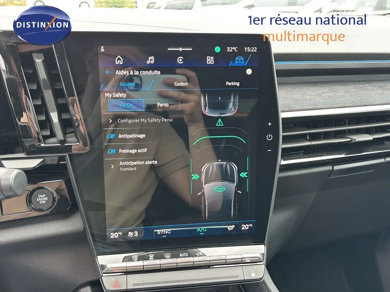 Écran tactile central du Renault Austral 2024 affichant les aides à la conduite dans un intérieur moderne noir.