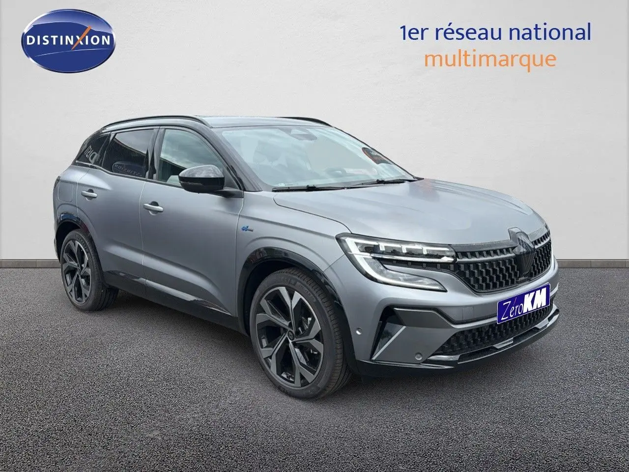 Renault Austral 2024 gris schiste mat en 3/4 avant droit avec jantes noires et calandre moderne.