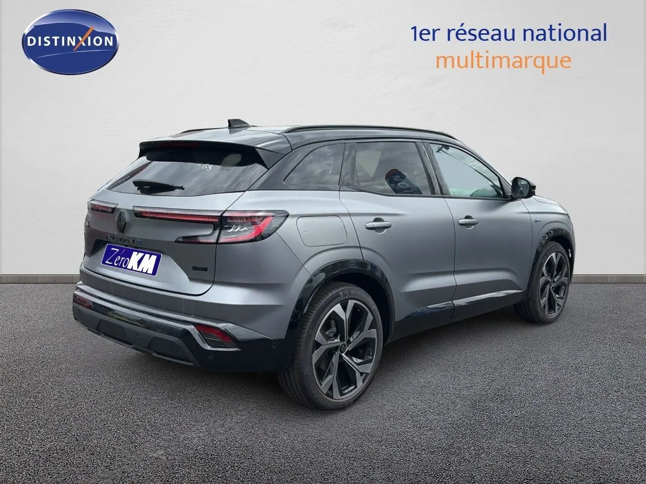 Vue 3/4 arrière droite du Renault Austral gris schiste satin mat avec jantes alliage et feux LED distinctifs.