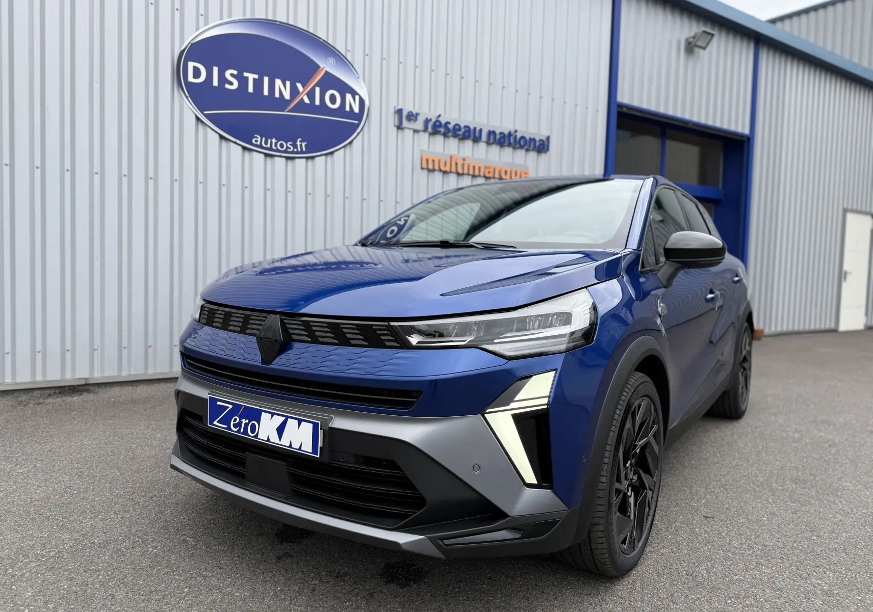 Renault Symbioz bleu iron en 3/4 avant droit, avec calandre noire et jantes noires à design moderne.