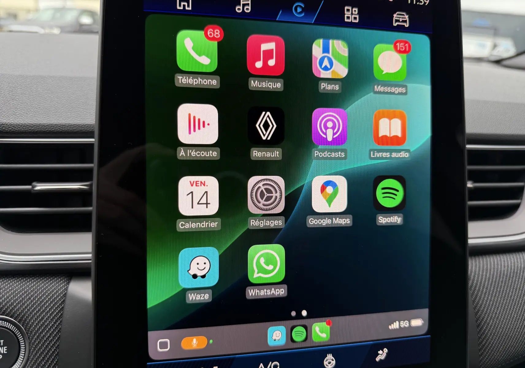 Écran central du Renault Symbioz 2025 montrant la caméra de recul avec guidage coloré en bleu iron.