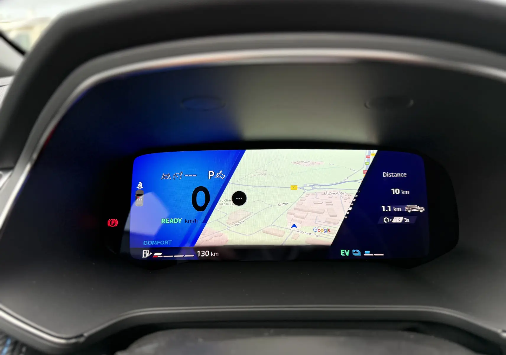 Vue intérieure avant du Renault Symbioz 2025 bleu iron, avec tableau de bord numérique et écran tactile central vertical.