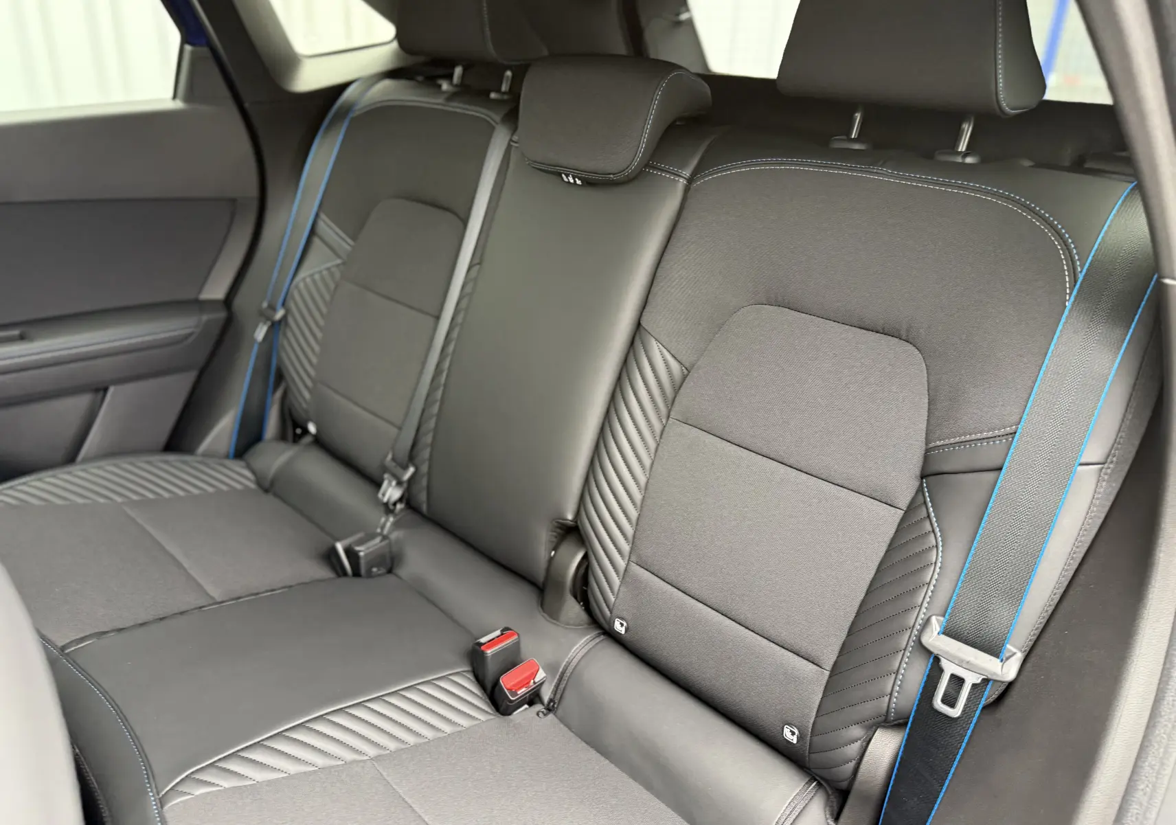 Écran tactile central du tableau de bord du Renault Symbioz 2025 affichant une carte de navigation avec options de recherche.