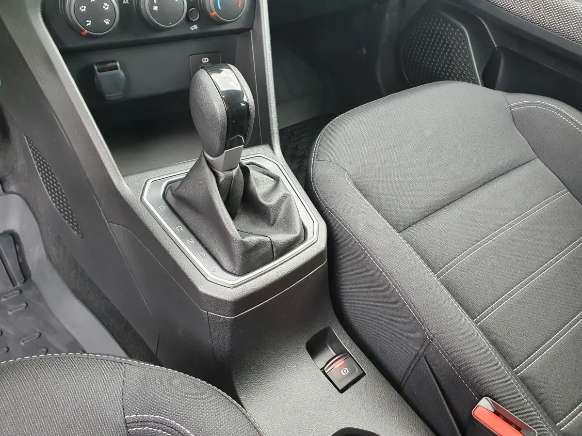 Gros plan sur la console centrale et le levier de vitesses automatique du Dacia Jogger 2024, intérieur noir.