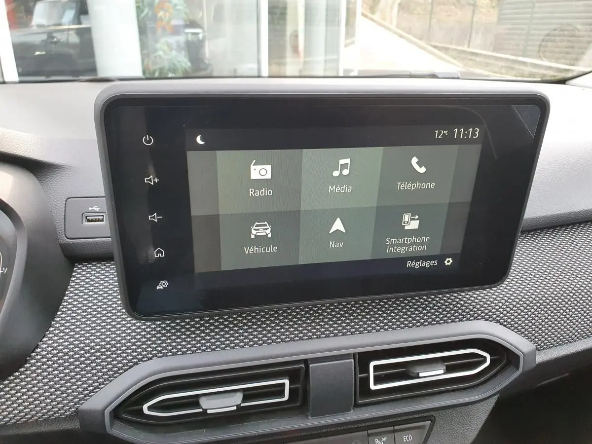 Écran tactile central du tableau de bord du Dacia Jogger 2024 avec interface navigation et médias.