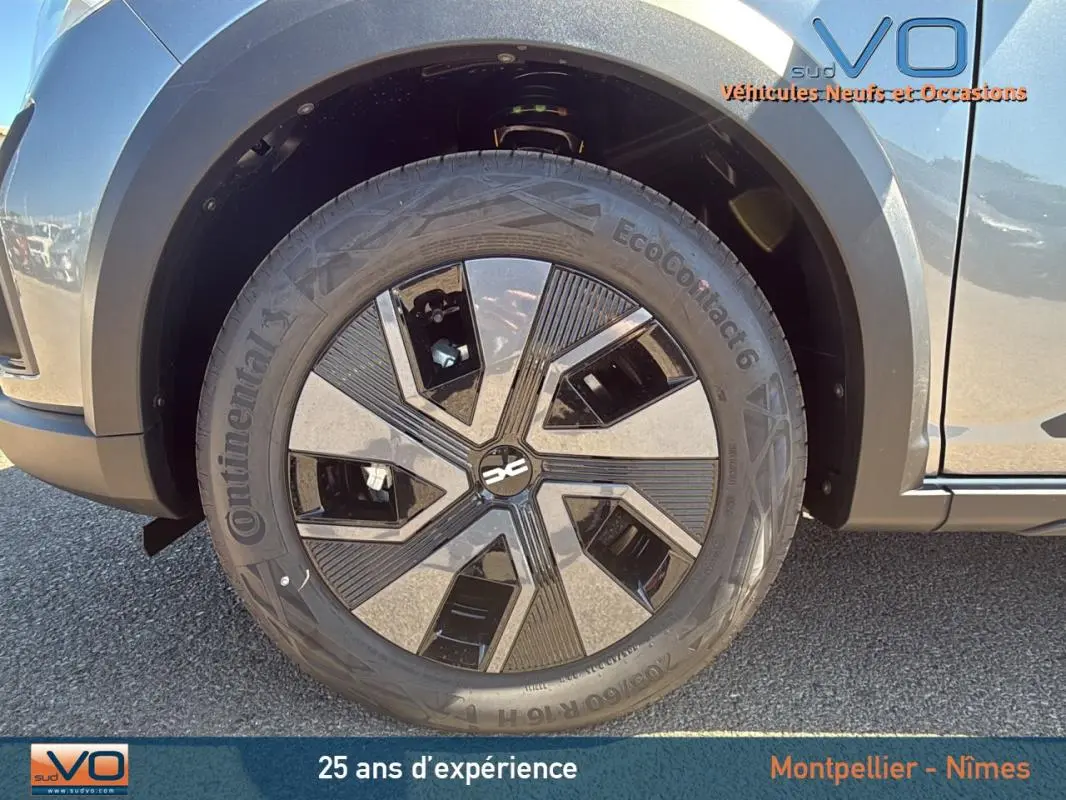 Gros plan sur la roue avant droite du Dacia Jogger gris 2025, mettant en valeur la jante moderne et le pneu Continental.