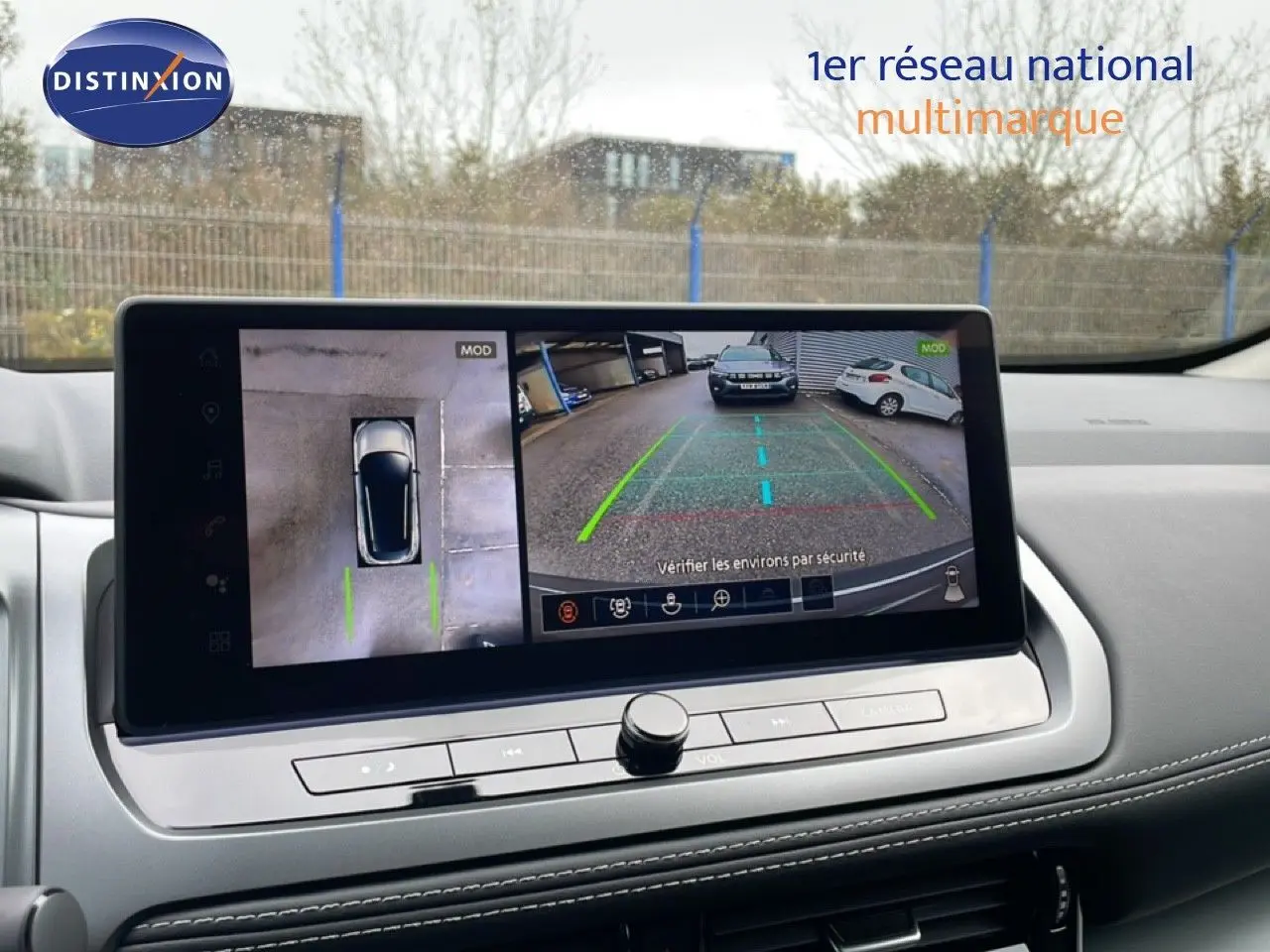 Écran central du Nissan Qashqai 2025 montrant la caméra 360° et la vue arrière en stationnement, intérieur gris.