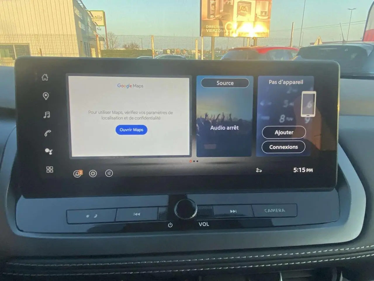 Écran tactile central du Nissan Qashqai 2025 gris ceramic, affichant Google Maps et commandes multimédia.