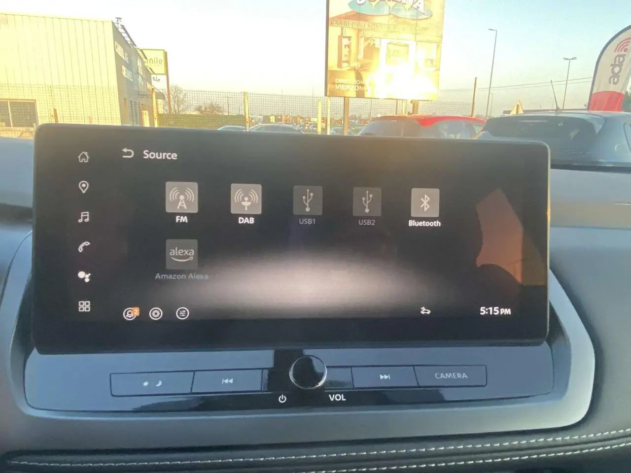 Vue intérieure du tableau de bord du Nissan Qashqai 2025, écran tactile affichant les options audio avec commandes sous l'écran.