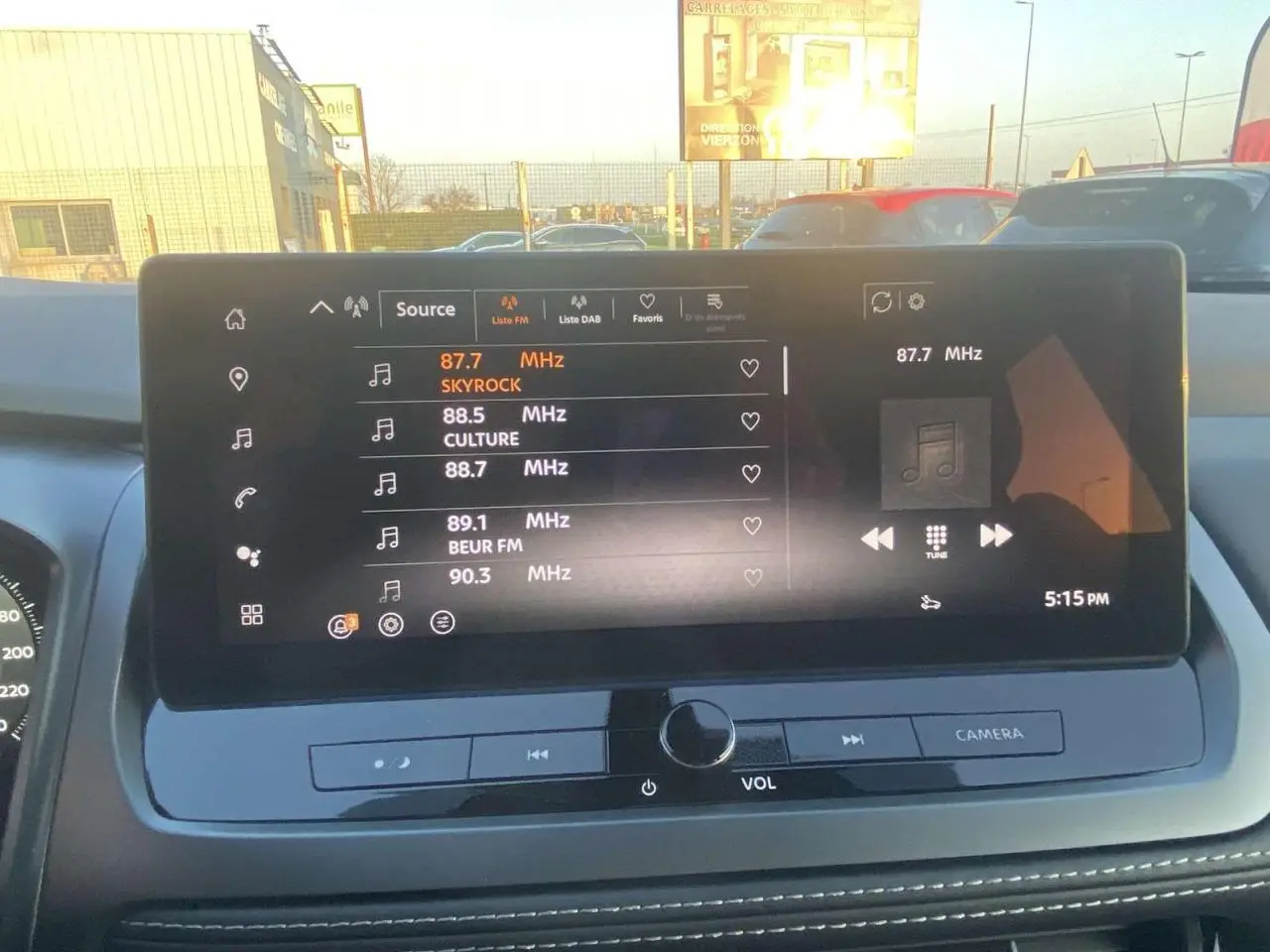 Vue intérieure du tableau de bord du Nissan Qashqai 2025, écran tactile affichant les stations radio FM.