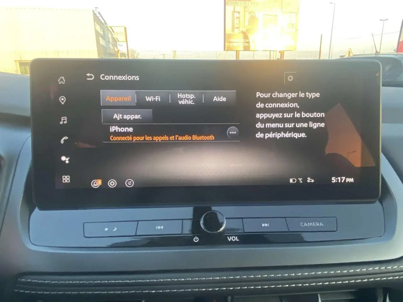 Écran tactile central du Nissan Qashqai 2025 en gros plan, affichant le menu de connexions Bluetooth et Wi-Fi.