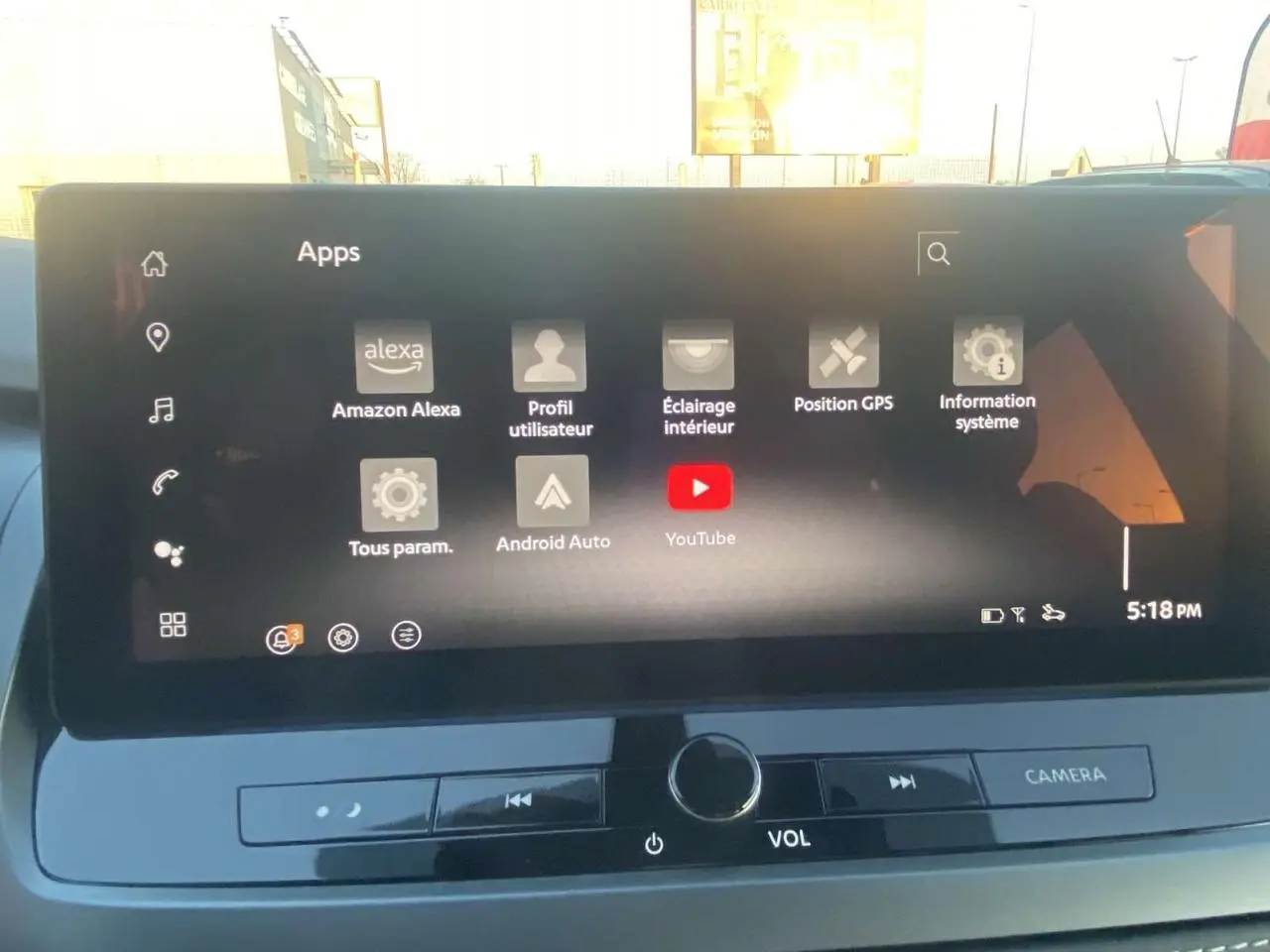 Vue intérieure du tableau de bord du Nissan Qashqai 2025, écran tactile affichant les applications connectées.