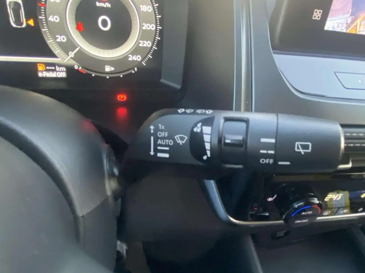 Gros plan sur la commande d’essuie-glace du tableau de bord du Nissan Qashqai 2025 gris ceramic, intérieur moderne.