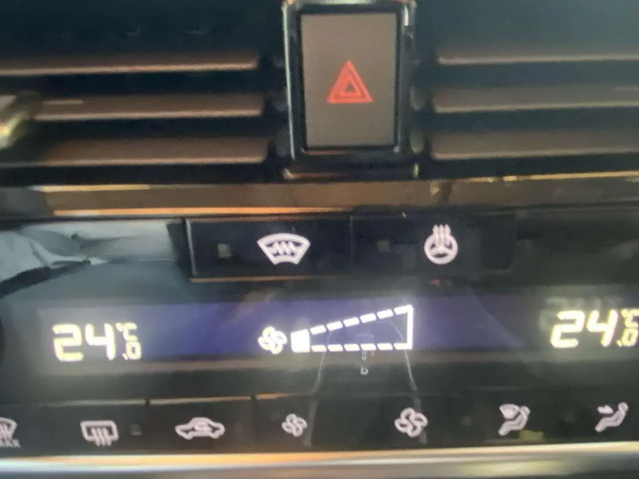 Détail du tableau de bord du Nissan Qashqai 2025 montrant la climatisation réglée à 24,6°C avec commandes tactiles.