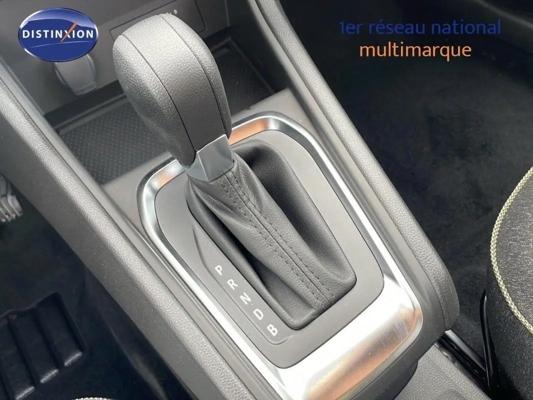 Le levier de vitesses automatique noir du Renault Captur gris, vue rapprochée de la console centrale intérieure.