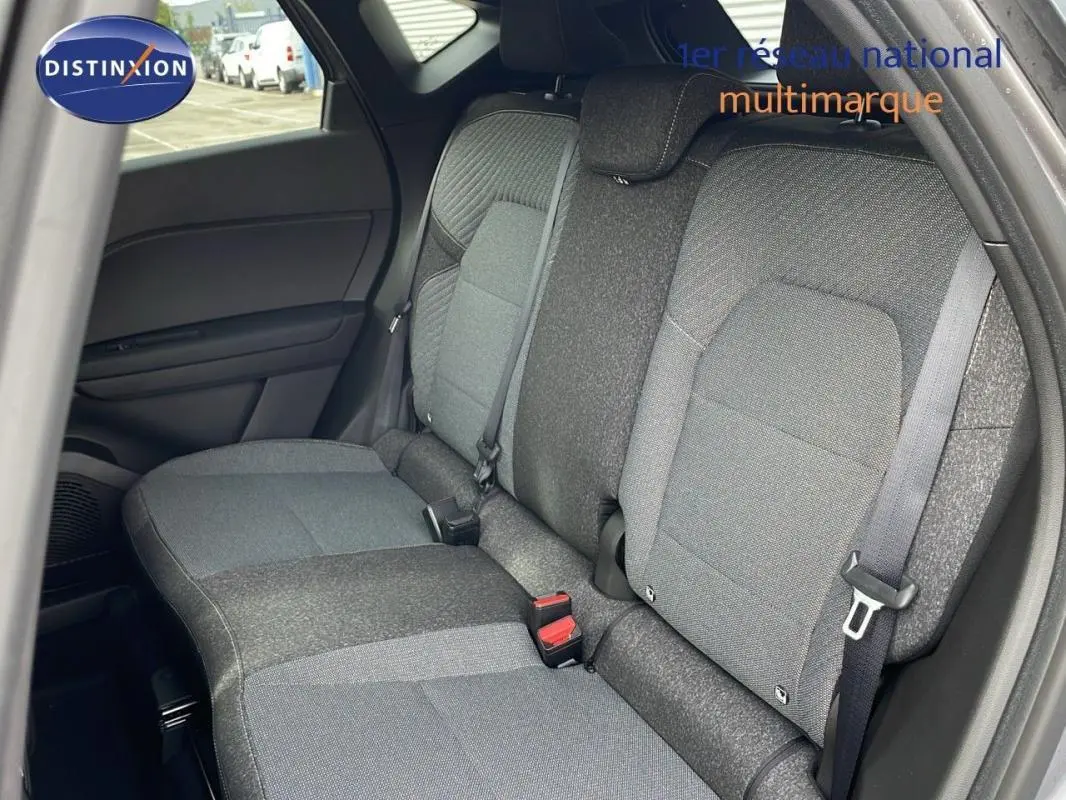 Vue intérieure côté droit des sièges arrière gris du Renault Captur 2025, tissu bicolore avec ceintures de sécurité visibles.