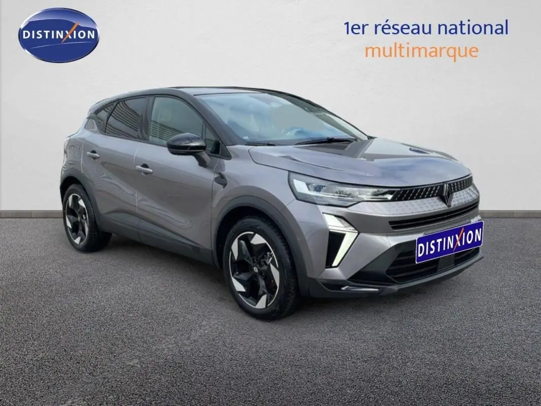 Vue 3/4 avant d'un Renault Captur gris 2025 avec jantes aluminium 18 pouces et feux LED distinctifs.