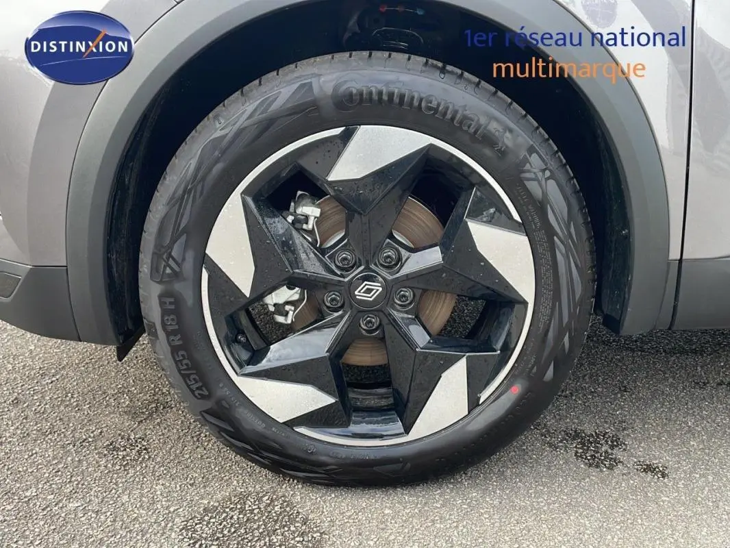 Gros plan sur la roue avant droite du Renault Captur gris 2025, jante aluminium 18 pouces au design géométrique.