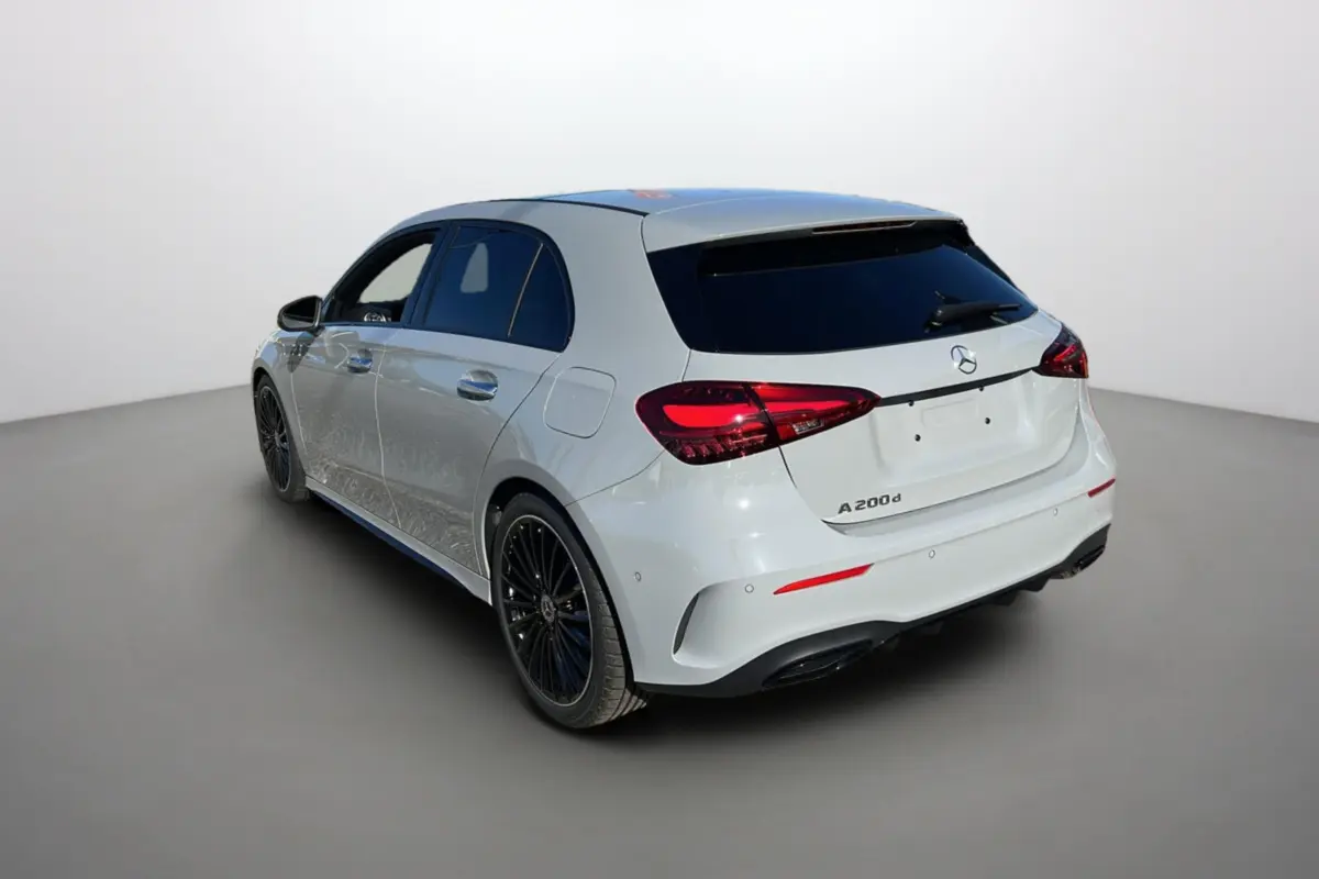 Vue 3/4 arrière droite d'une Mercedes Classe A 200d gris alpin avec vitres surteintées et jantes noires 19 pouces.