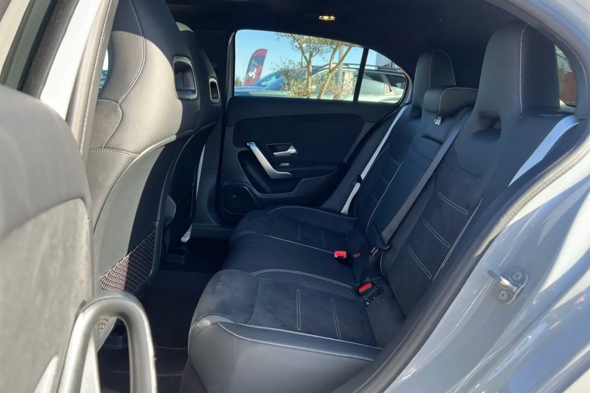 Vue intérieure arrière droite de la Mercedes Classe A 200D Exclusive Design avec sellerie cuir tissu noire et ciel de pavillon noir.