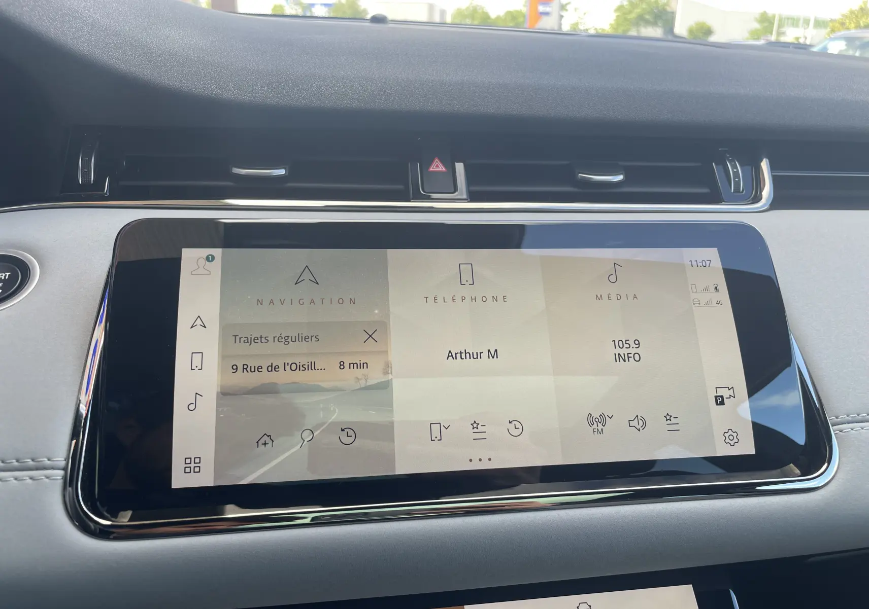 Vue rapprochée de l’écran tactile central du Range Rover Evoque 2022, affichant navigation, téléphone et média.