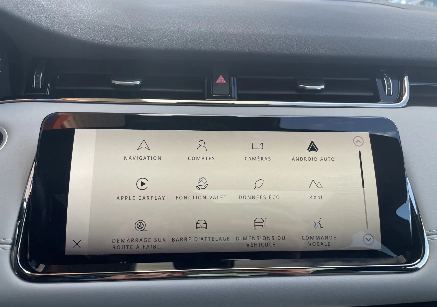 Écran tactile central du Range Rover Evoque 2022 en vue frontale, affichant les options de navigation et connectivité.