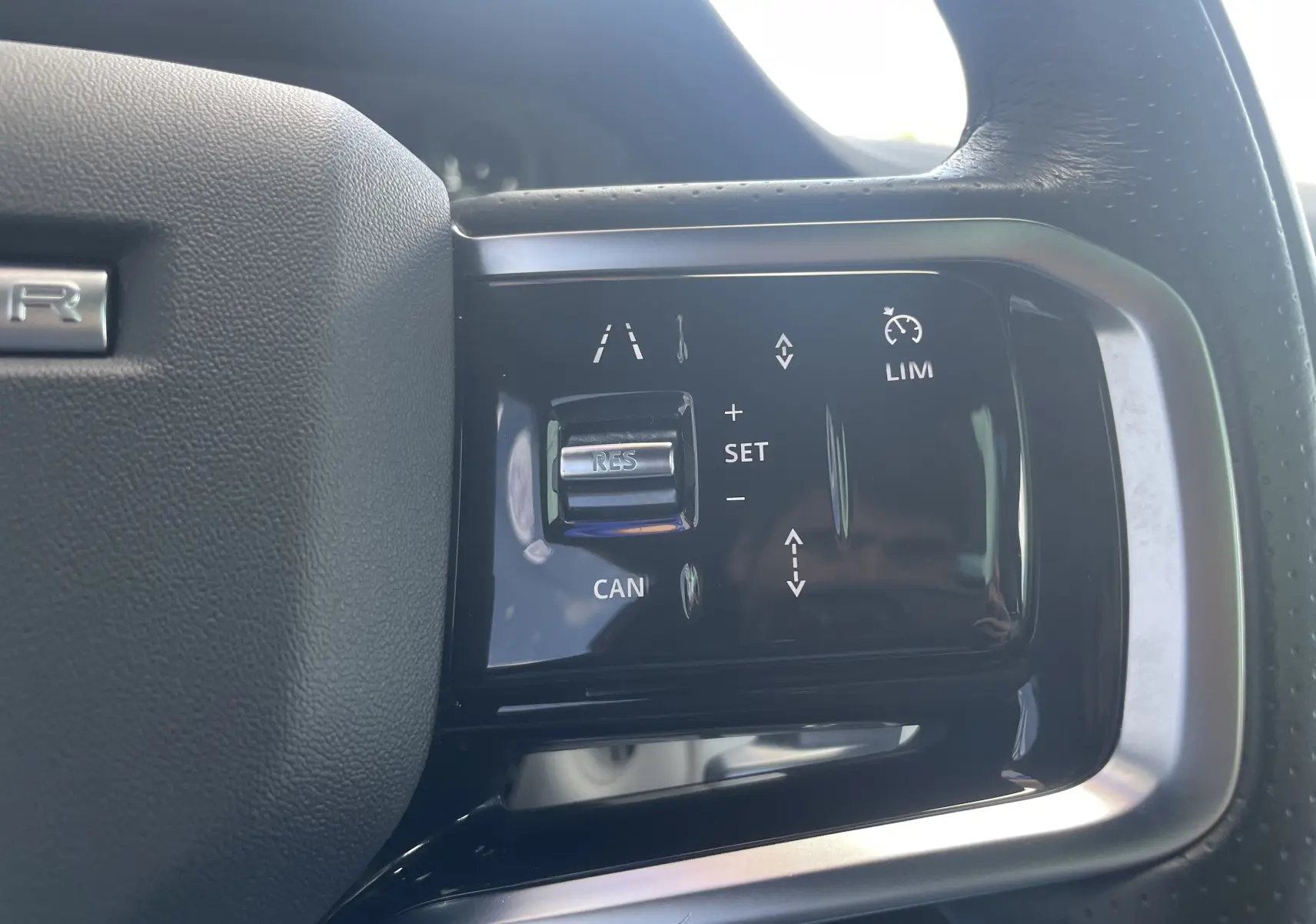 Détail du bouton de régulateur de vitesse sur le volant d'un Range Rover Evoque 2022, finition R-Dynamic.