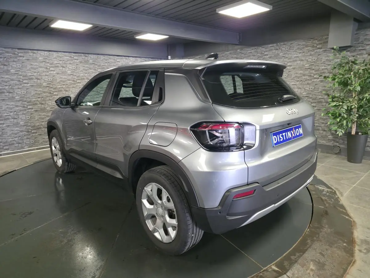 Jeep Avenger gris métallisé vu en 3/4 arrière droit, avec jantes alliage 17 pouces et feux arrière LED.