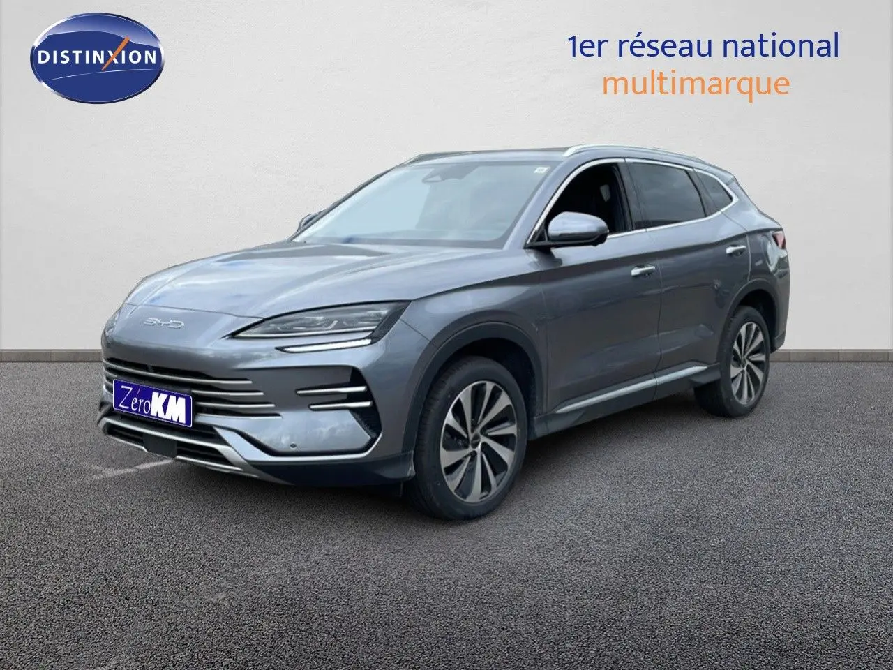 Vue 3/4 avant d’un SUV BYD SEAL U hybride rechargeable en gris métallisé avec jantes bi-ton et calandre épurée.