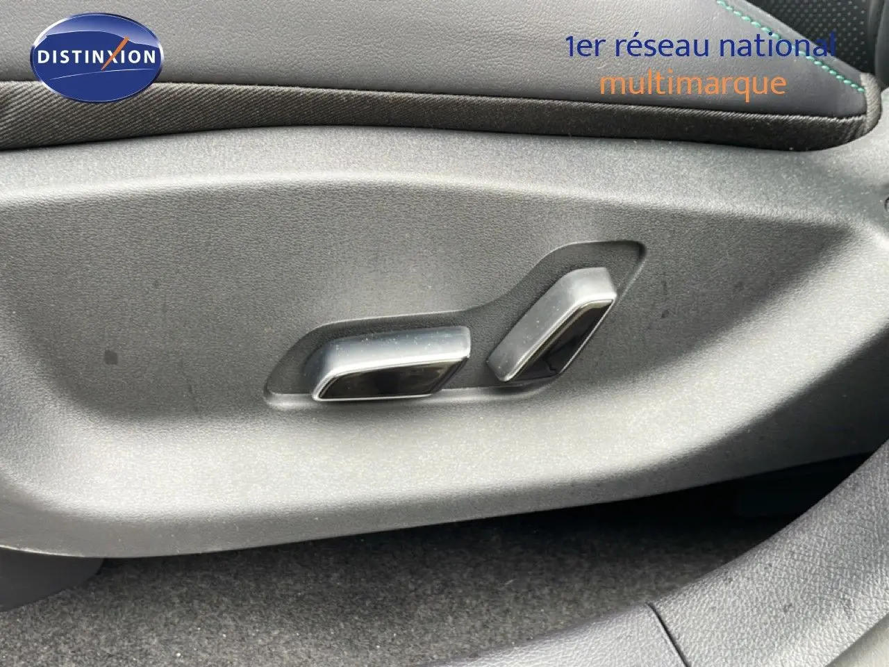 Détail des commandes de réglage électrique du siège côté conducteur du BYD SEAL U 2026 en finition Comfort.
