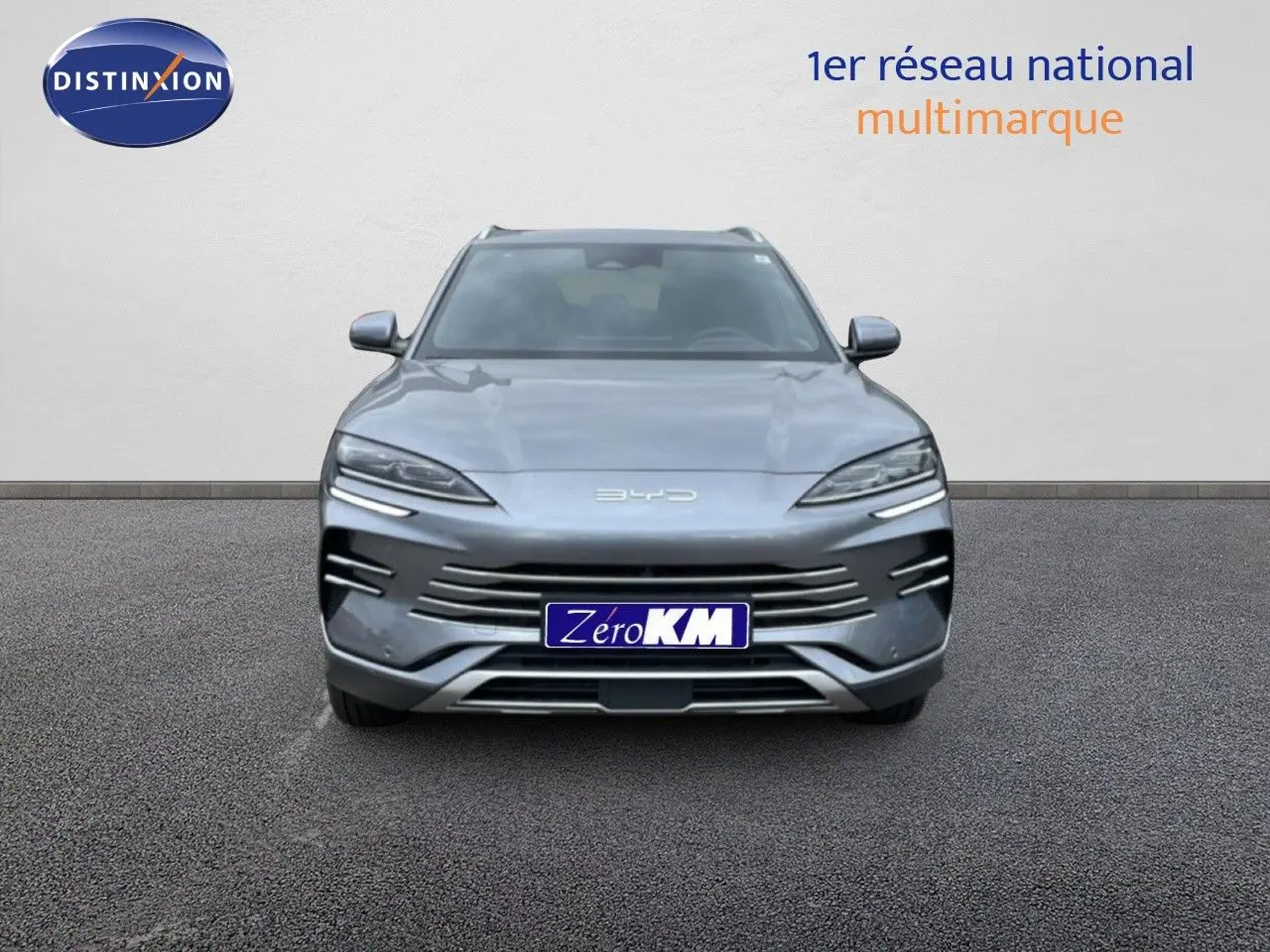 Vue avant du BYD SEAL U 2026 en gris métallisé avec calandre et phares LED fins, sur fond neutre extérieur.